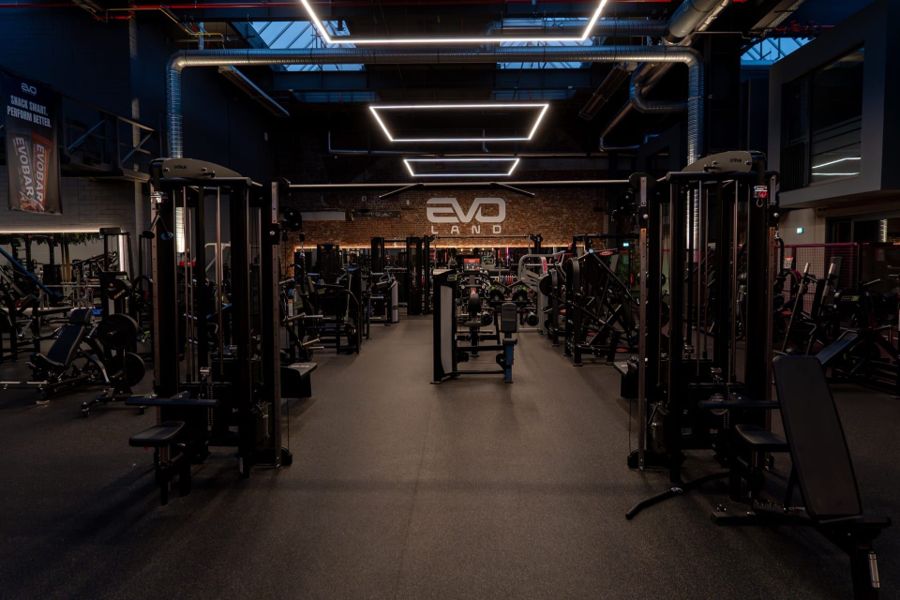 Trainingsfläche und Atmosphäre im EVO LAND Köln