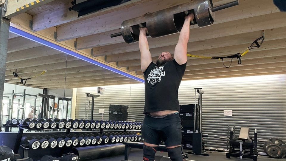Dennis Kohlruss bringt den Log Lift über Kopf in einem Krafttraining