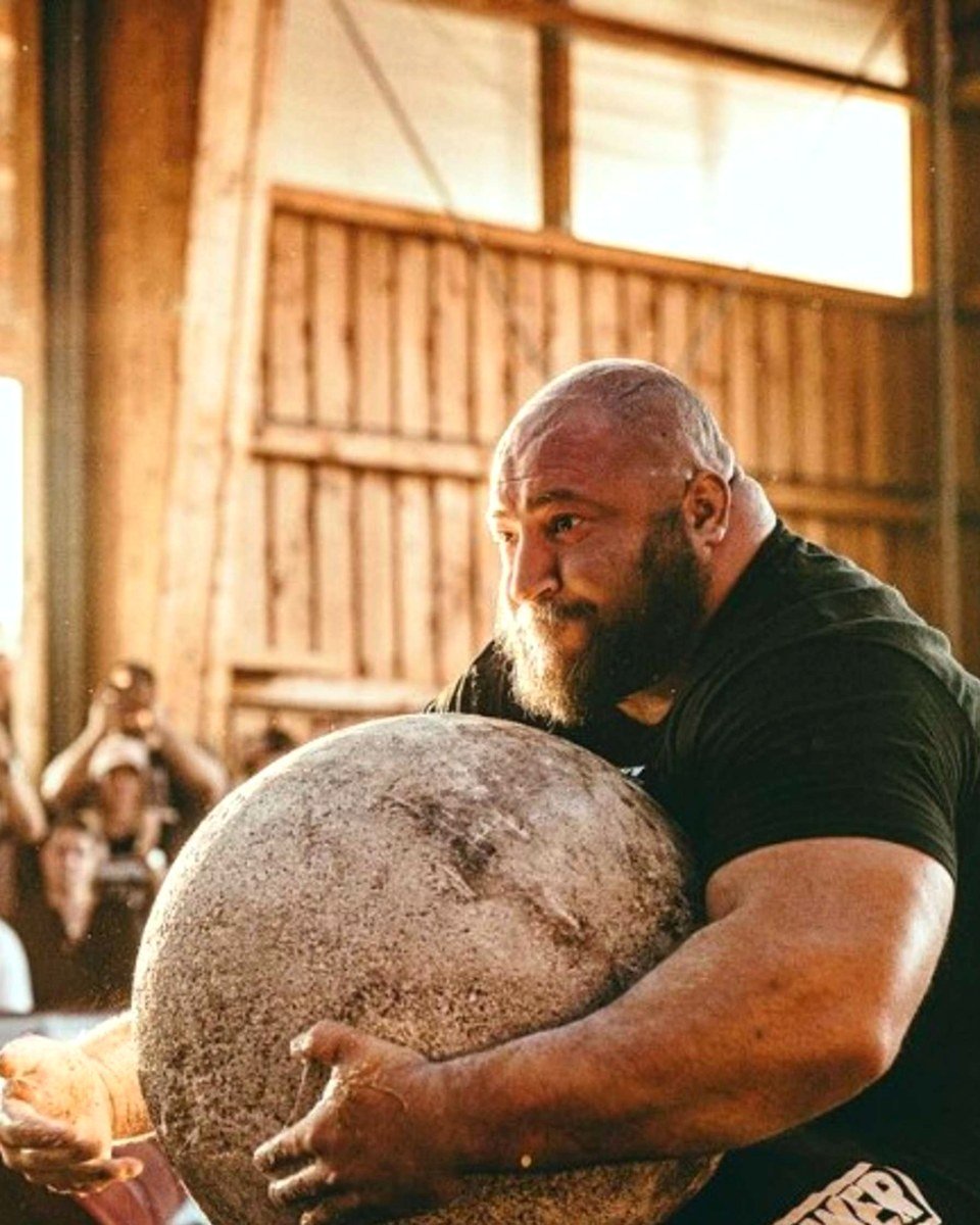 Dennis Kohlruss stemmt einen Atlas Stone mit vollem Körpereinsatz