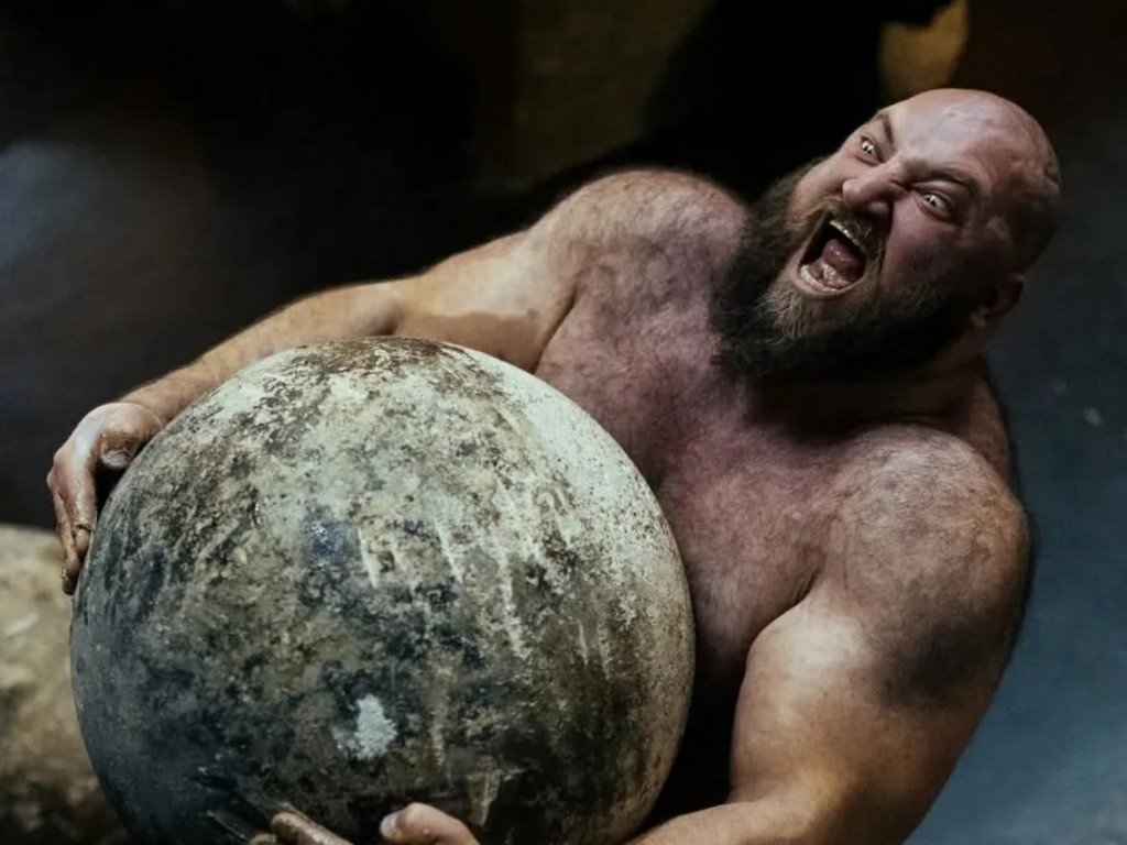 Dennis Kohlruss stemmt einen Atlas Stone